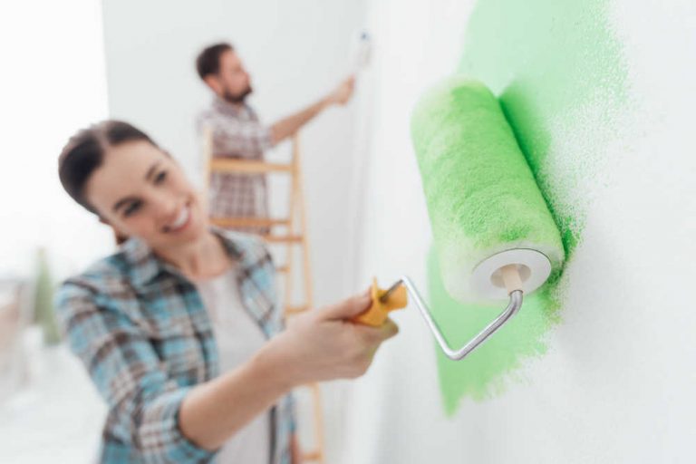¿Es necesario contratar a un pintor profesional para pintar la casa?