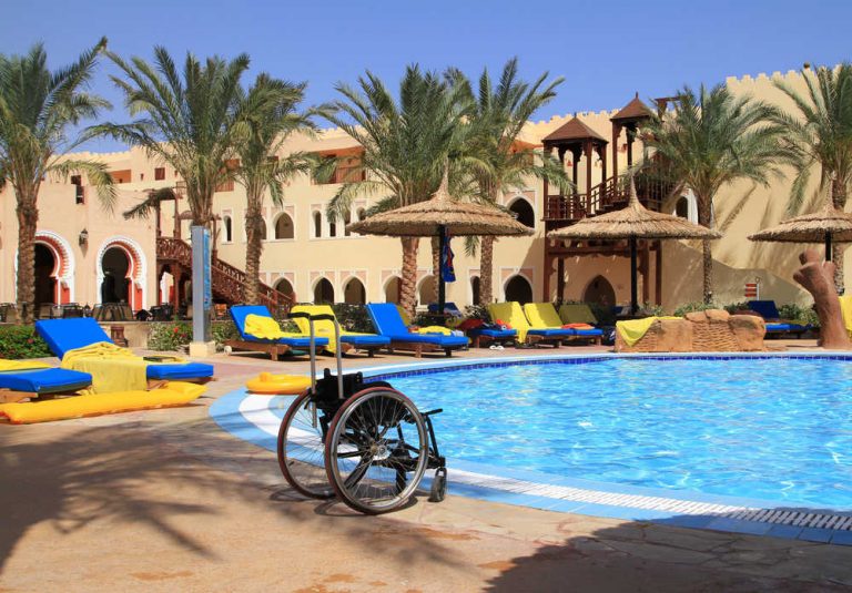 Cómo acondicionar una piscina para que sea accesible para discapacitados