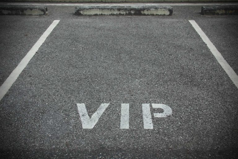 Lo que debes saber antes de dejar tu coche en un parking de lujo